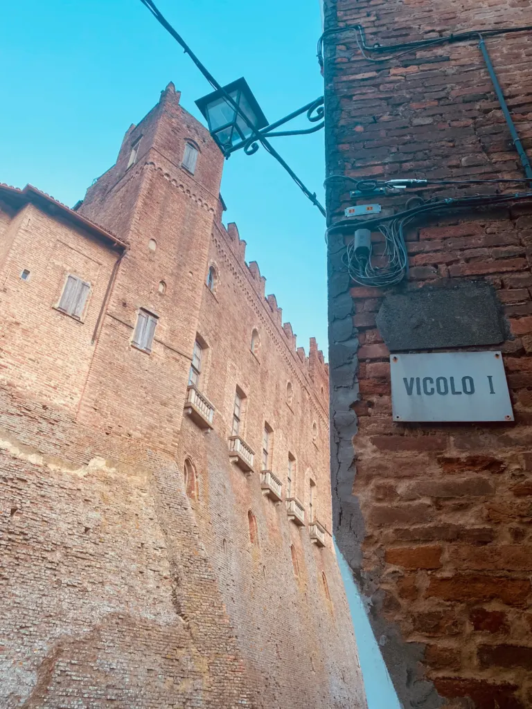 Una delle dodici vie numerate di Montemagno, Vicolo 1, nel centro storico.